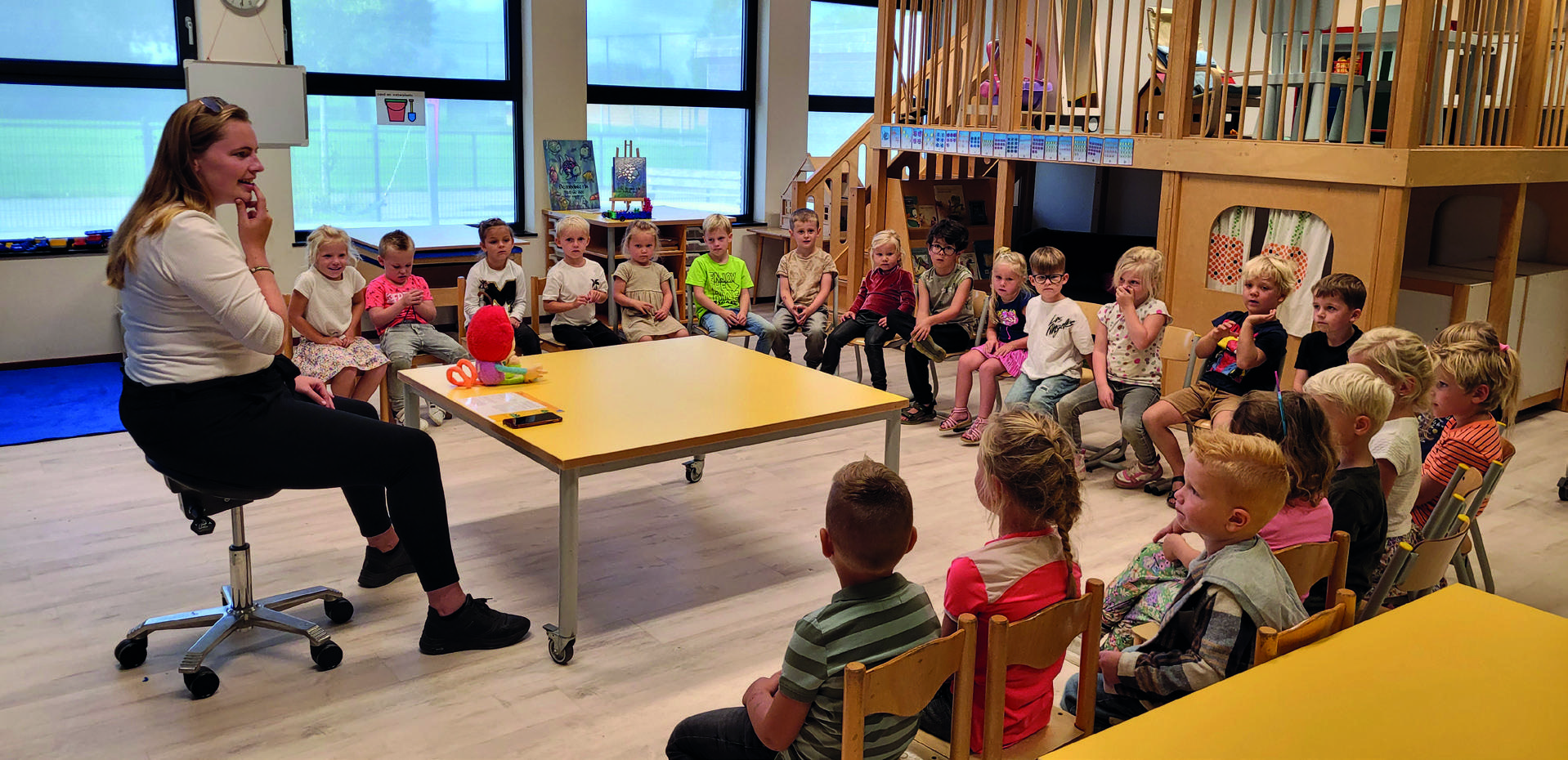 Een juf vertelt een verhaal aan een groep enthousiaste kinderen in de Tweestromen Basisschool in Heerewaarden. Een juf vertelt een verhaal aan een groep enthousiaste kinderen in de Tweestromen Basisschool in Heerewaarden.