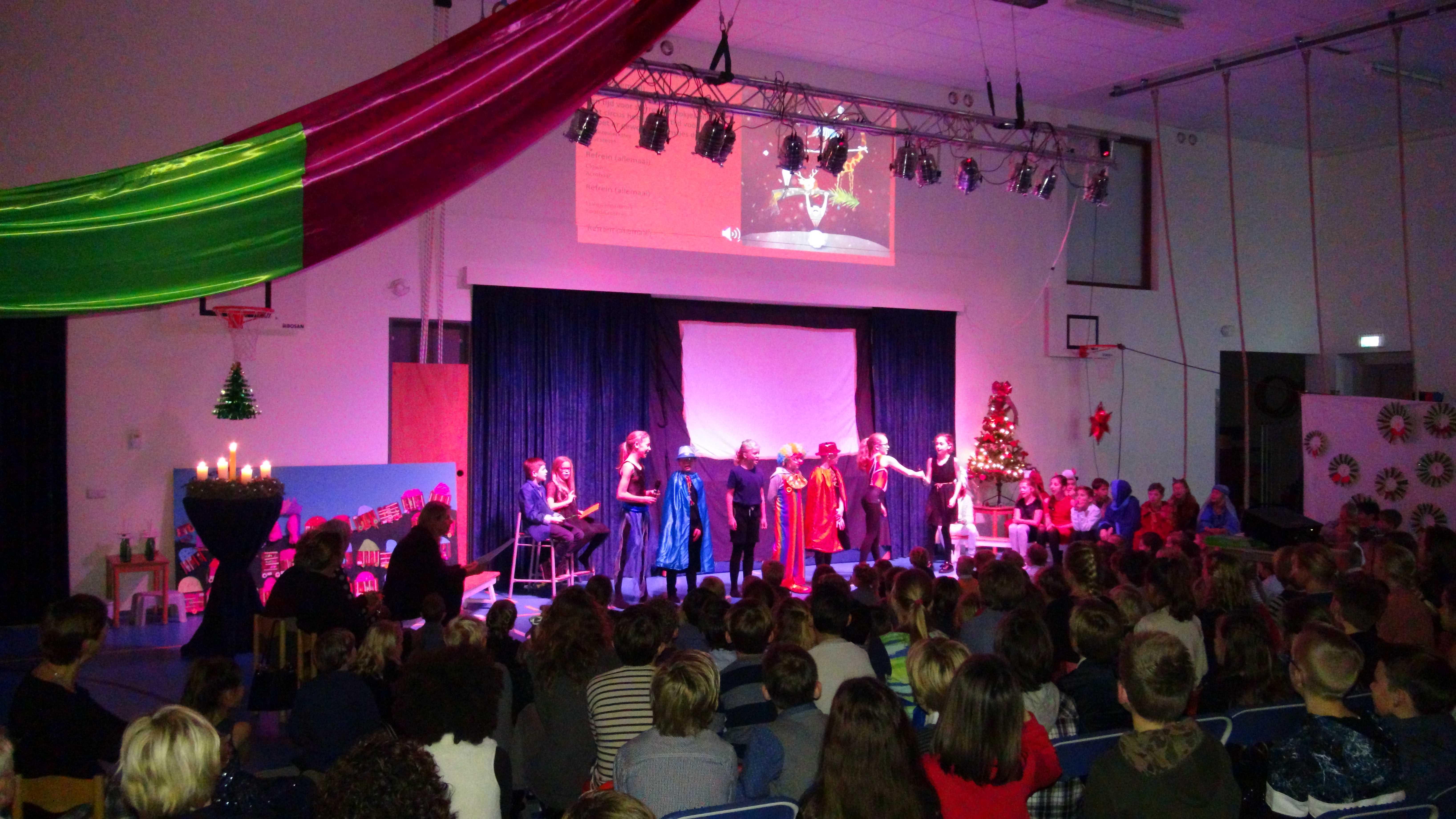 Een kerstvoorstelling op de O.G. Heldringschool in Den Haag, met leerlingen die optreden voor een volle zaal. Een kerstvoorstelling op de O.G. Heldringschool in Den Haag, met leerlingen die optreden voor een volle zaal.