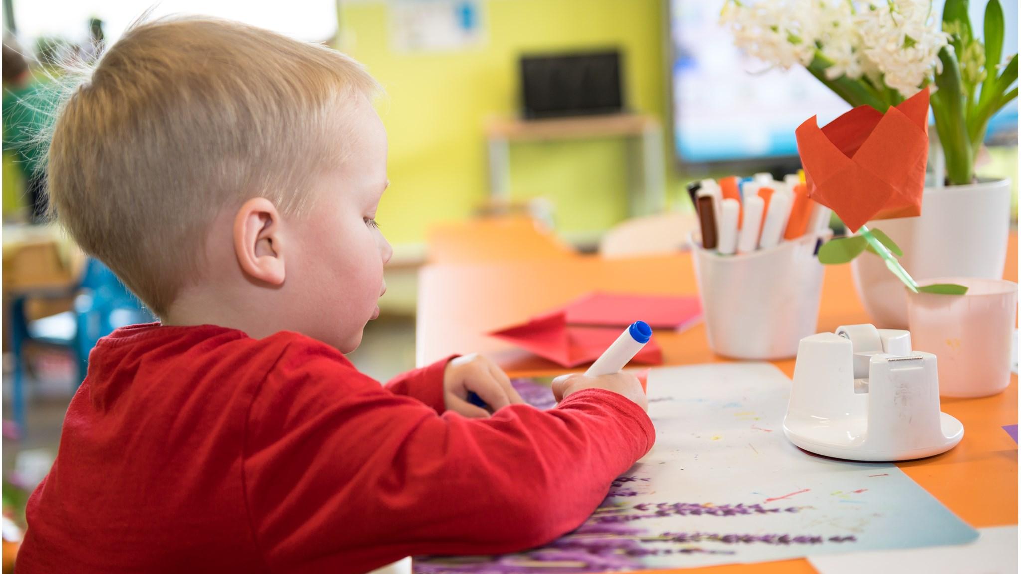 Een kind aan het creëren met kleurstiften in de klas van Basisschool Swartbroek in Weert. Een kind aan het creëren met kleurstiften in de klas van Basisschool Swartbroek in Weert.