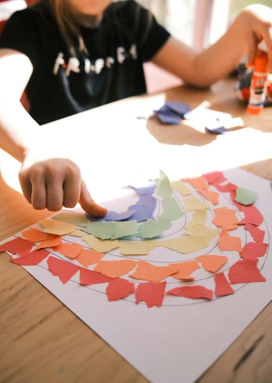 Een kind aan het knutselen met gekleurd papier op de Lorentzschool in Leiden. Een kind aan het knutselen met gekleurd papier op de Lorentzschool in Leiden.