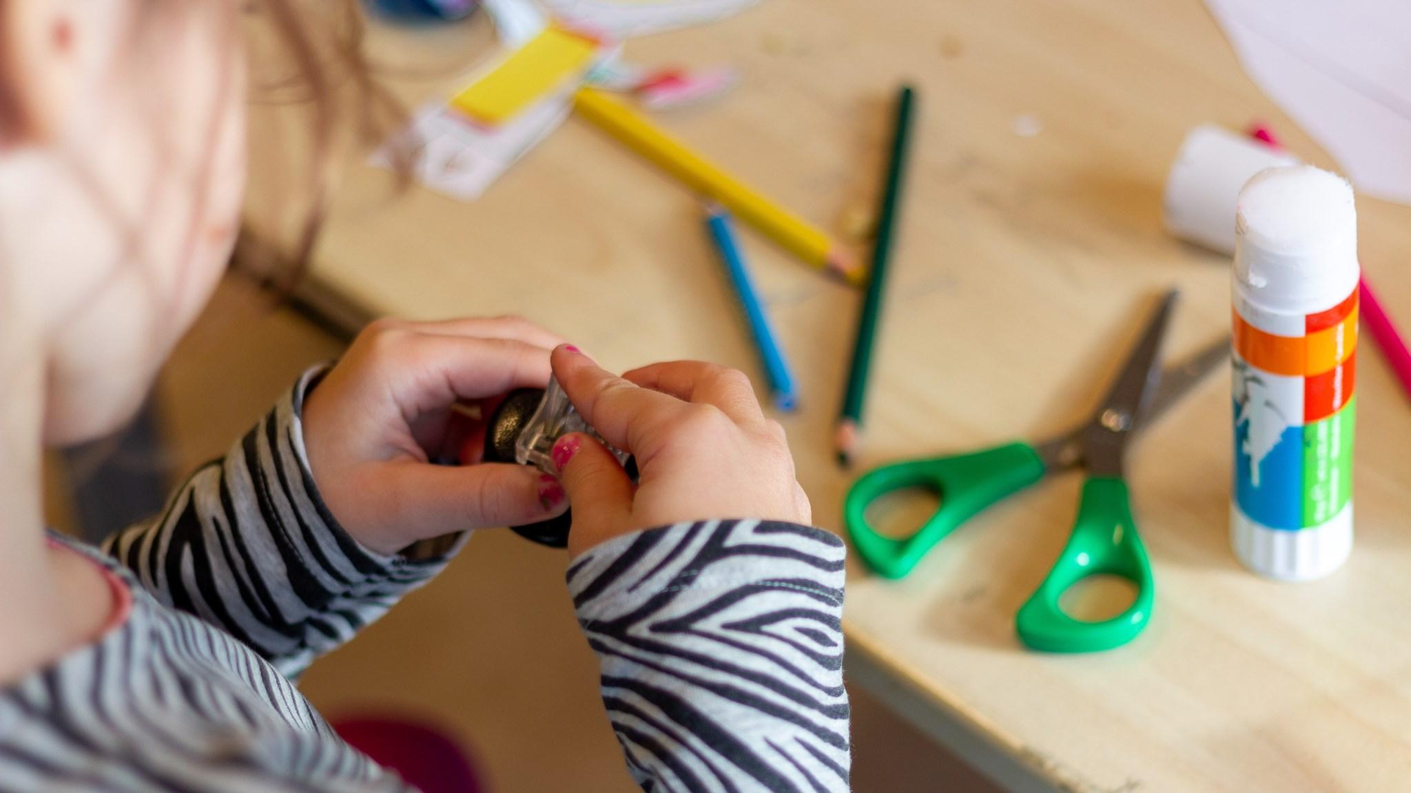 Een kind aan het knutselen met materialen in Basisschool Jules Verne in Utrecht. Een kind aan het knutselen met materialen in Basisschool Jules Verne in Utrecht.