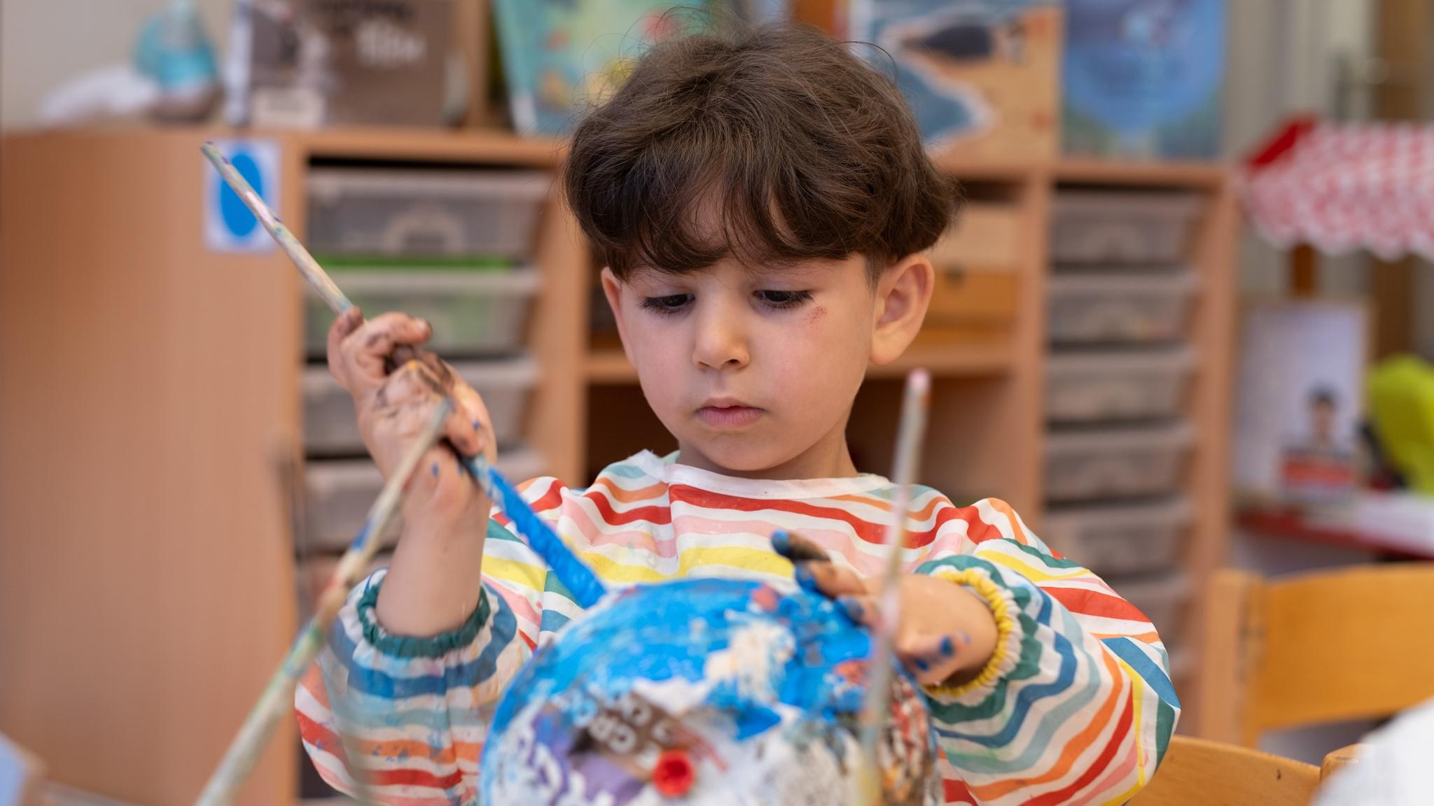 Een kind aan het schilderen met verf in Basisschool Bonifatius in Enschede. Een kind aan het schilderen met verf in Basisschool Bonifatius in Enschede.