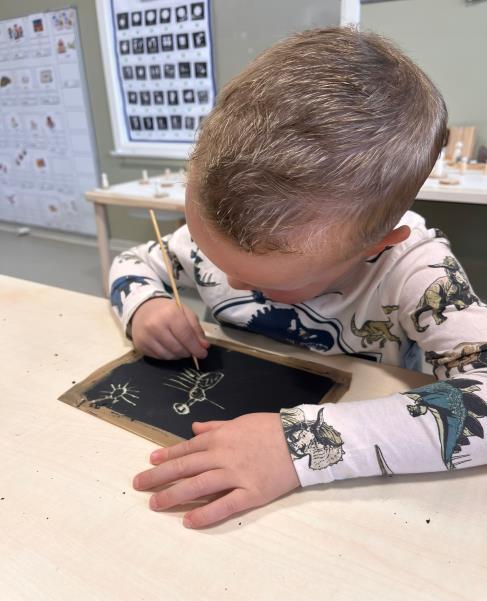 Een kind aan het tekenen op een schoolproject aan obs De Dennenkamp in Ommen. Een kind aan het tekenen op een schoolproject aan obs De Dennenkamp in Ommen.