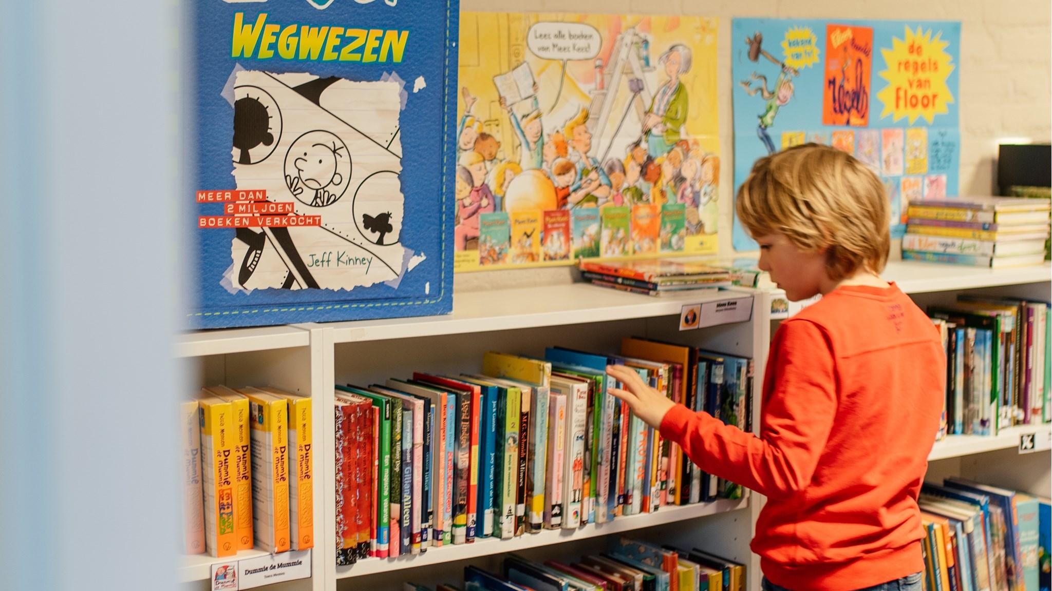 Een kind bekijkt boeken in de bibliotheek van Basisschool Sint Jozef in Lithoijen. Een kind bekijkt boeken in de bibliotheek van Basisschool Sint Jozef in Lithoijen.