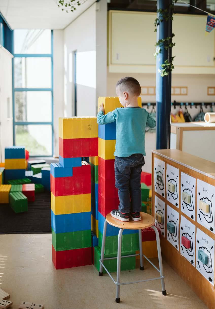 Een kind bouwt met kleurrijke blokken op Openbare Basisschool De Bogerd in Rossum (Gelderland). Een kind bouwt met kleurrijke blokken op Openbare Basisschool De Bogerd in Rossum (Gelderland).