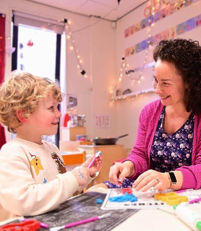 Een kind en een docent werken samen aan een creatieve activiteit in de Christelijke Basisschool Avonturijn in Hilversum. Een kind en een docent werken samen aan een creatieve activiteit in de Christelijke Basisschool Avonturijn in Hilversum.