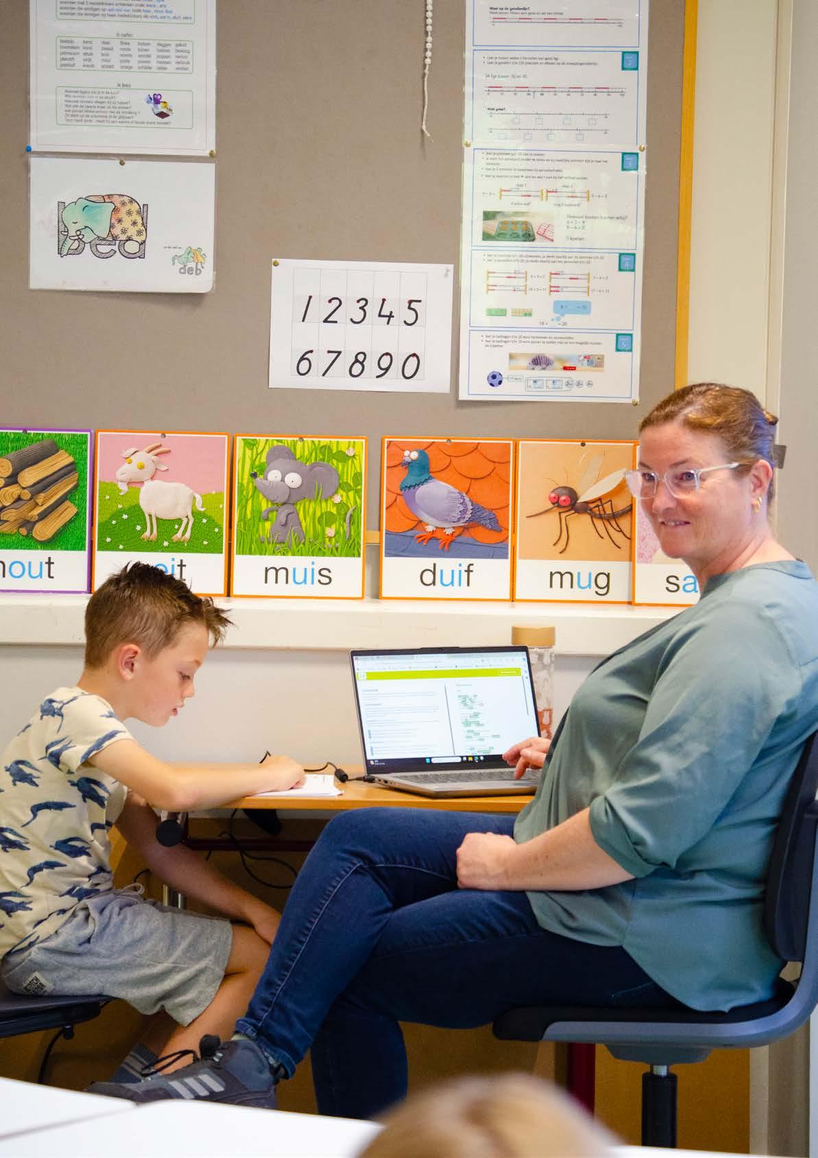 Een kind en een leerkracht werken samen in de klas van Kindcentrum Theresia in Eindhoven. Een kind en een leerkracht werken samen in de klas van Kindcentrum Theresia in Eindhoven.