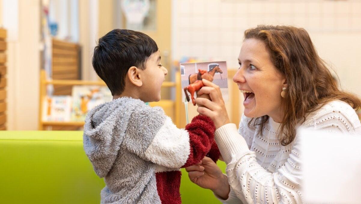 Een kind en een lerares hebben plezier met een speelgoedpaard in Kindcentrum Blijvliet in Rotterdam. Een kind en een lerares hebben plezier met een speelgoedpaard in Kindcentrum Blijvliet in Rotterdam.