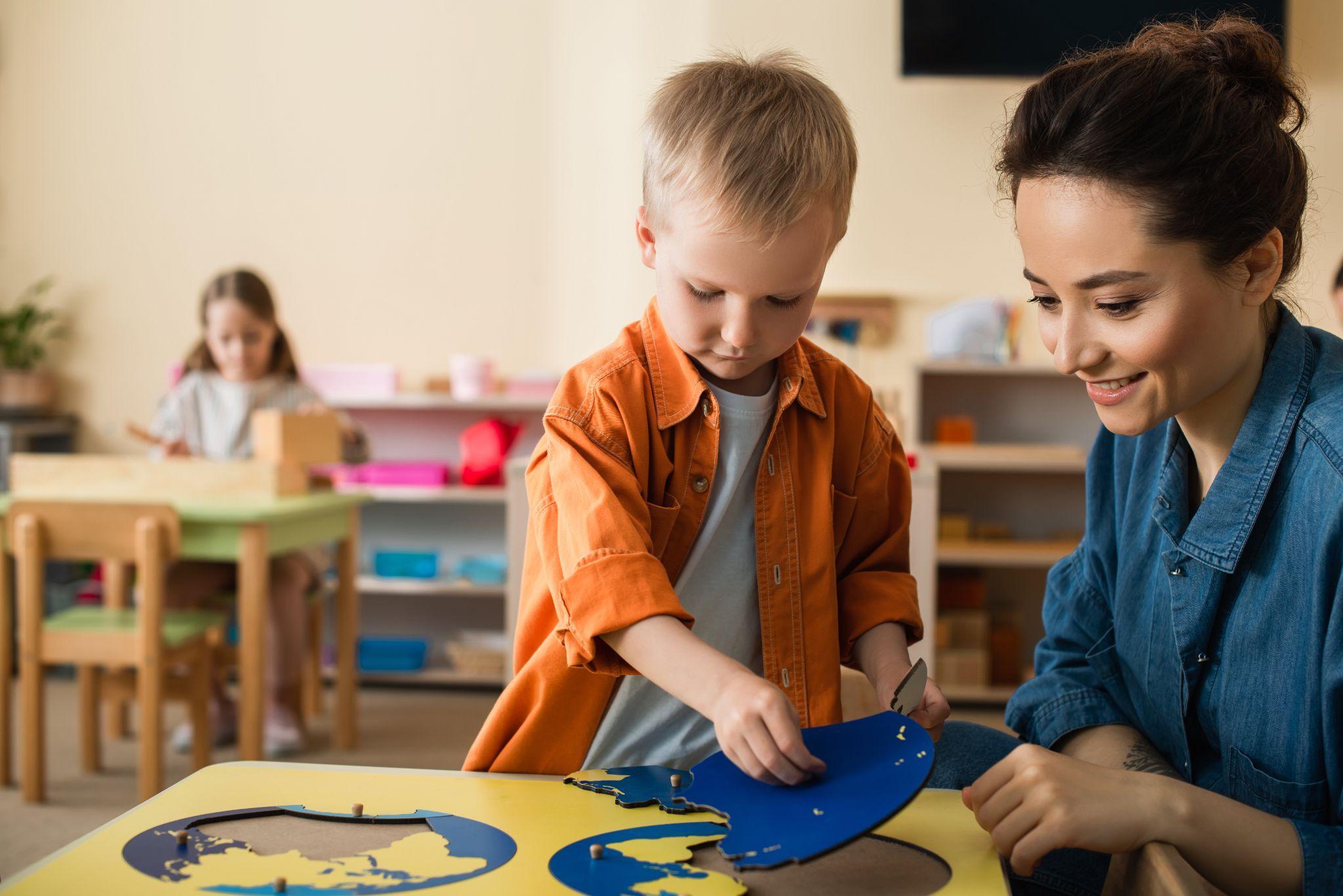 Een kind en een lerares hebben plezier tijdens een les in WereldKidz Kameleon in Doorn. Een kind en een lerares hebben plezier tijdens een les in WereldKidz Kameleon in Doorn.