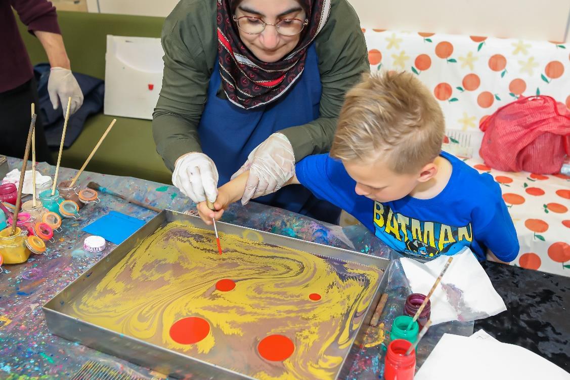 Een kind en een volwassene zijn bezig met schilderen tijdens een activiteit op Basisschool De Harlekijn in Son en Breugel. Een kind en een volwassene zijn bezig met schilderen tijdens een activiteit op Basisschool De Harlekijn in Son en Breugel.