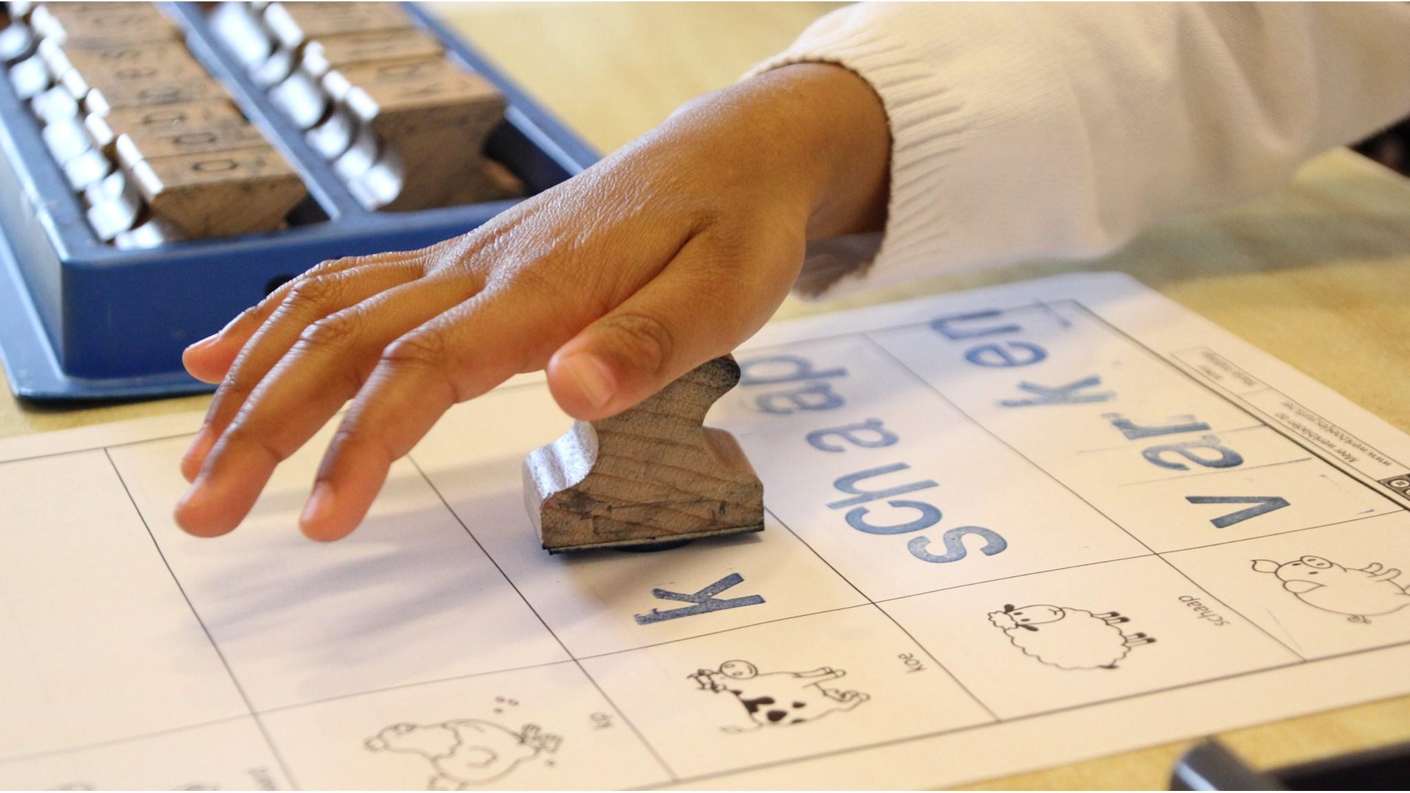 Een kind gebruikt een stempel om letters te leren in de klas van Basisschool De Klipper in Berkel en Rodenrijs. Een kind gebruikt een stempel om letters te leren in de klas van Basisschool De Klipper in Berkel en Rodenrijs.