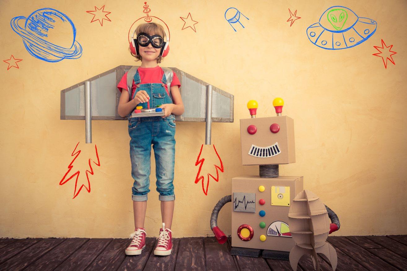 Een kind in een zelfgemaakt ruimtepak staat met een robot naast zich, een afbeelding voor de Eben Haezerschool in Oostkapelle. Een kind in een zelfgemaakt ruimtepak staat met een robot naast zich, een afbeelding voor de Eben Haezerschool in Oostkapelle.