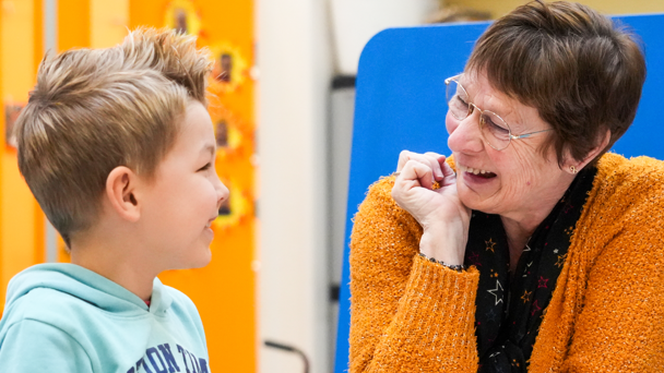 Een kind in gesprek met een lerares op Christelijke Basisschool de Bolster in Balk. Een kind in gesprek met een lerares op Christelijke Basisschool de Bolster in Balk.