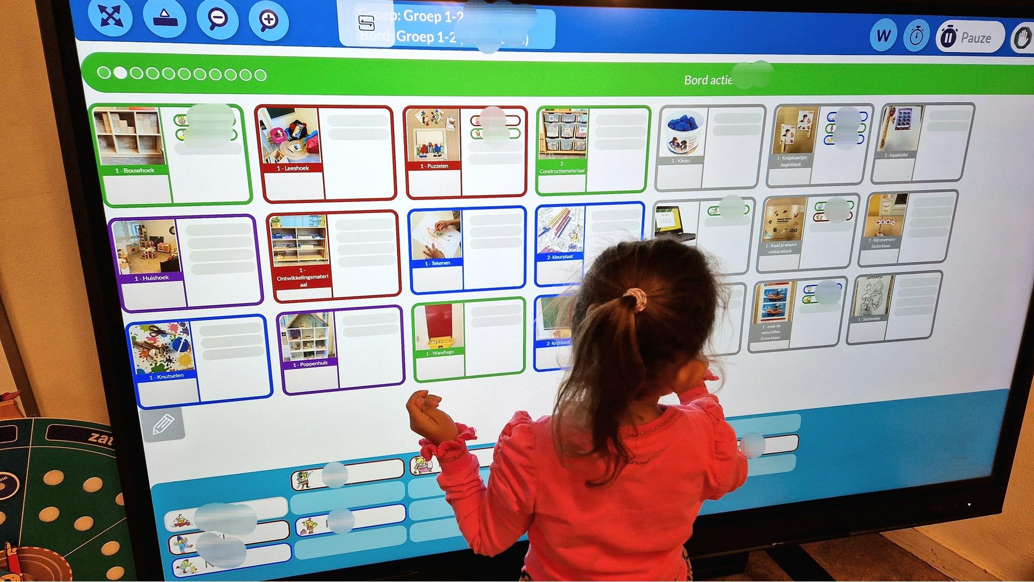 Een kind interacteert met een digitaal bord tijdens een les op de Mariaschool in Vinkel (Gem. 's-Hertogenbosch). Een kind interacteert met een digitaal bord tijdens een les op de Mariaschool in Vinkel (Gem. 's-Hertogenbosch).