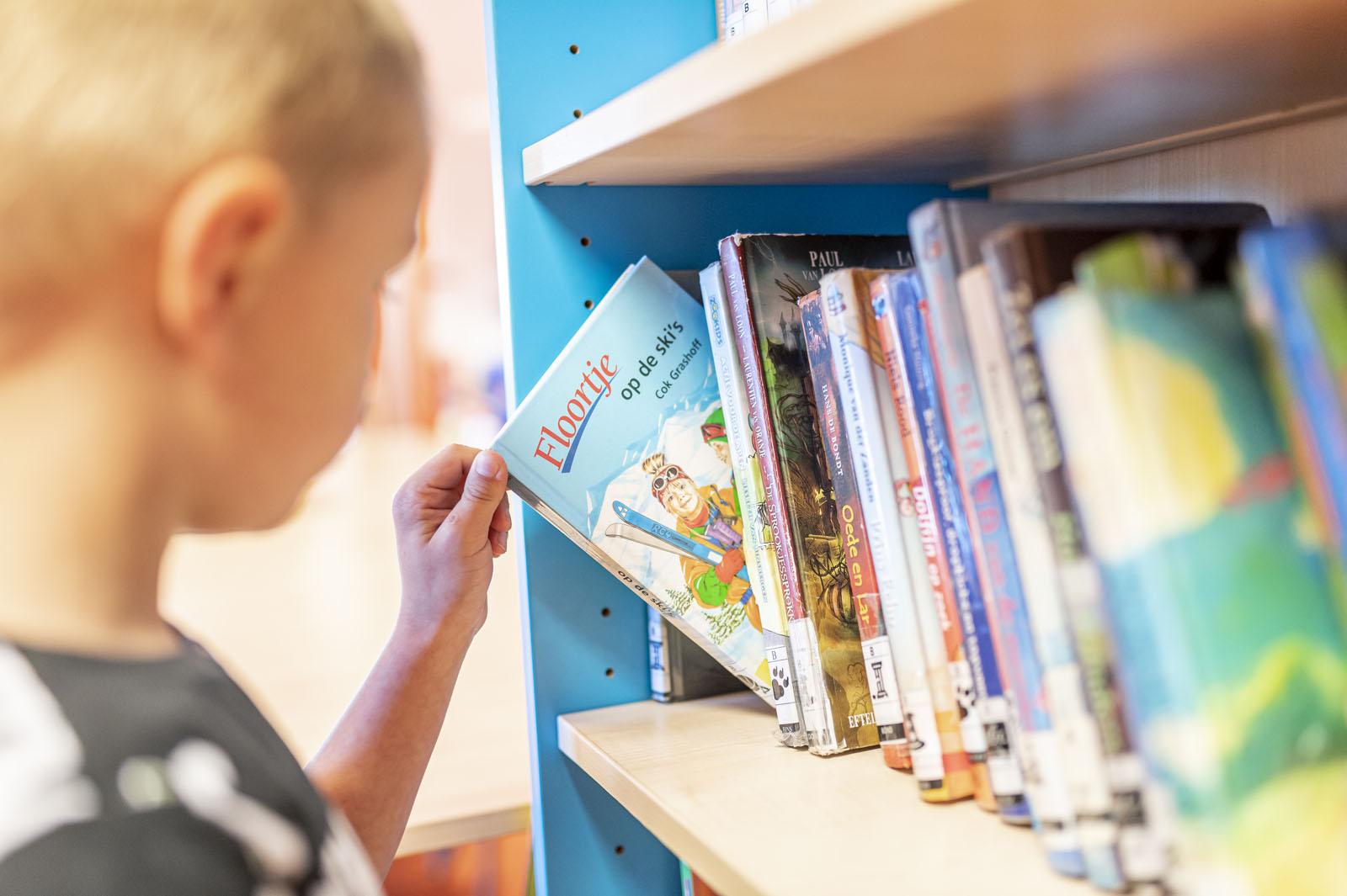 Een kind is bezig met het uitzoeken van een boek in de bibliotheek van CBS Ichthus in Lelystad. Een kind is bezig met het uitzoeken van een boek in de bibliotheek van CBS Ichthus in Lelystad.
