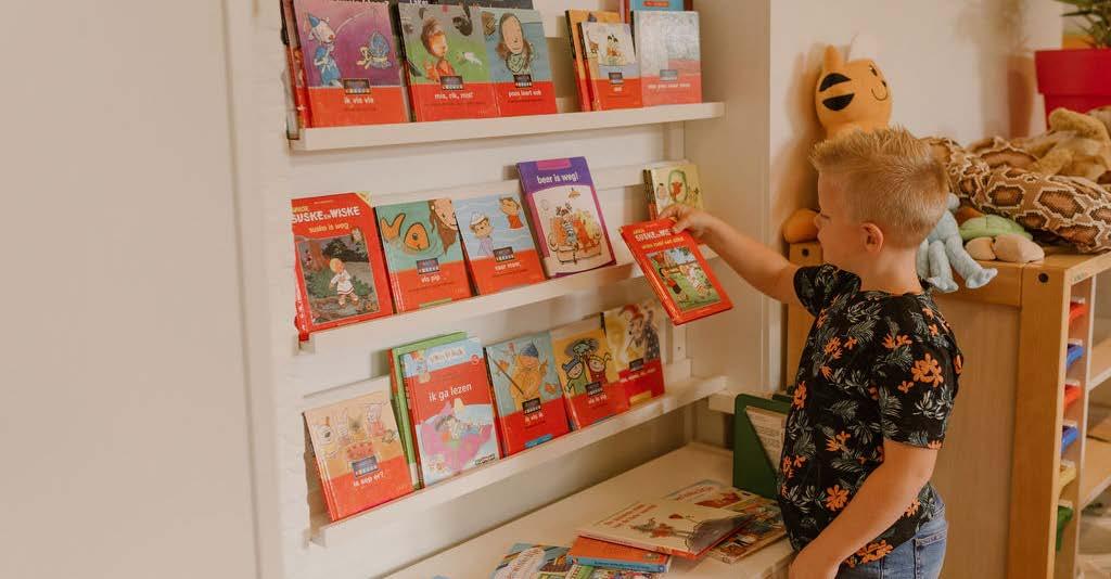 Een kind kijkt naar boeken op een plank in Christelijke Basisschool de Roerganger in Heerenveen. Een kind kijkt naar boeken op een plank in Christelijke Basisschool de Roerganger in Heerenveen.
