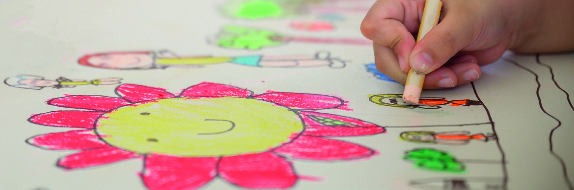 Een kind kleurt een tekening met bloemen en mensen voor de Tweestromen Basisschool in Heerewaarden. Een kind kleurt een tekening met bloemen en mensen voor de Tweestromen Basisschool in Heerewaarden.