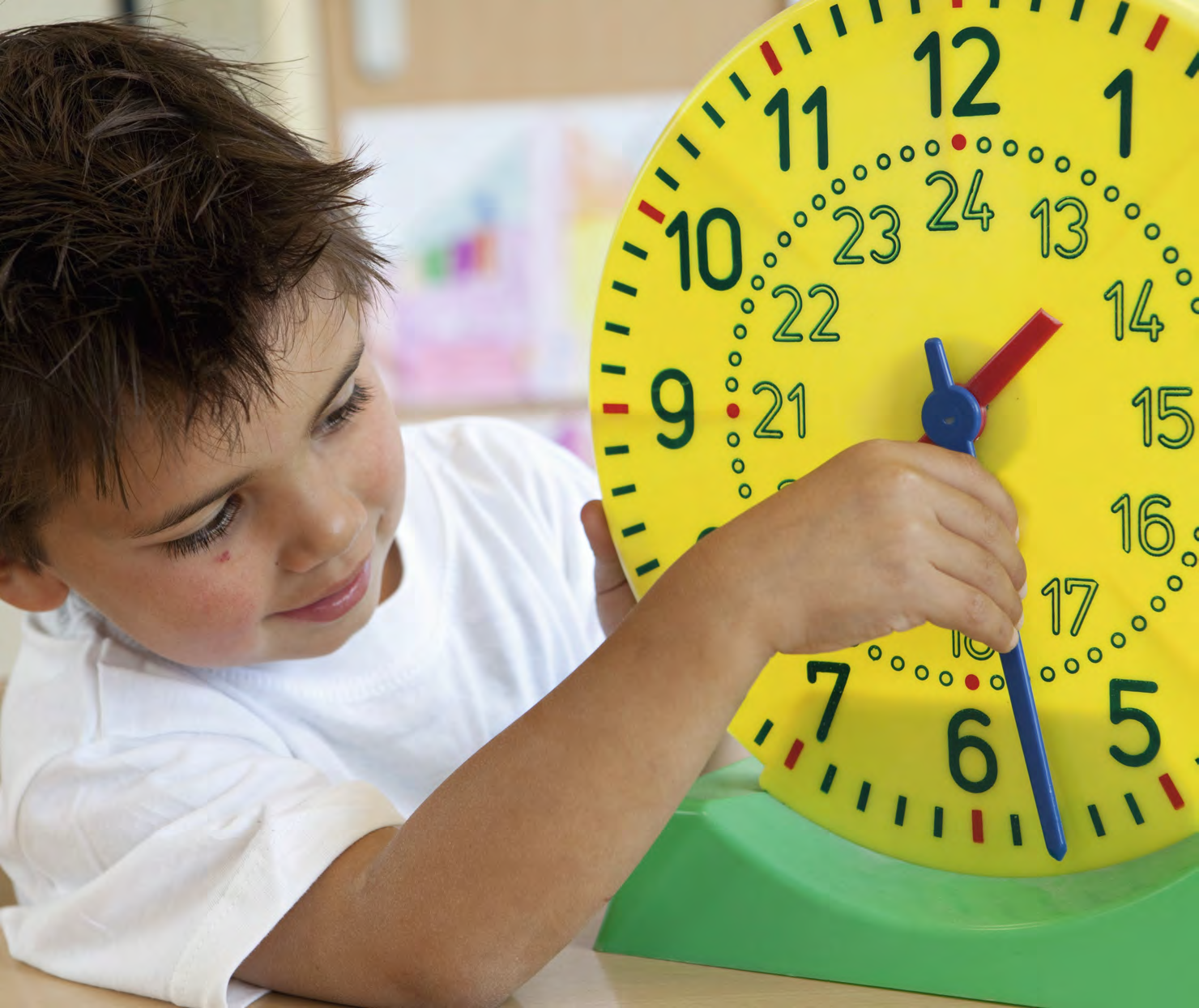 Een kind leert de tijd te tellen op een kleurrijk uurwerk in Basisschool Toermalijn in Wormerveer. Een kind leert de tijd te tellen op een kleurrijk uurwerk in Basisschool Toermalijn in Wormerveer.