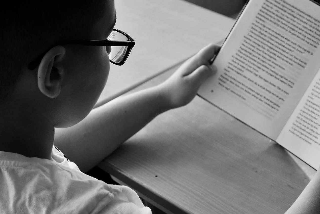 Een kind leest een boek in de klas van SBO Boulevard410 in Amersfoort. Een kind leest een boek in de klas van SBO Boulevard410 in Amersfoort.