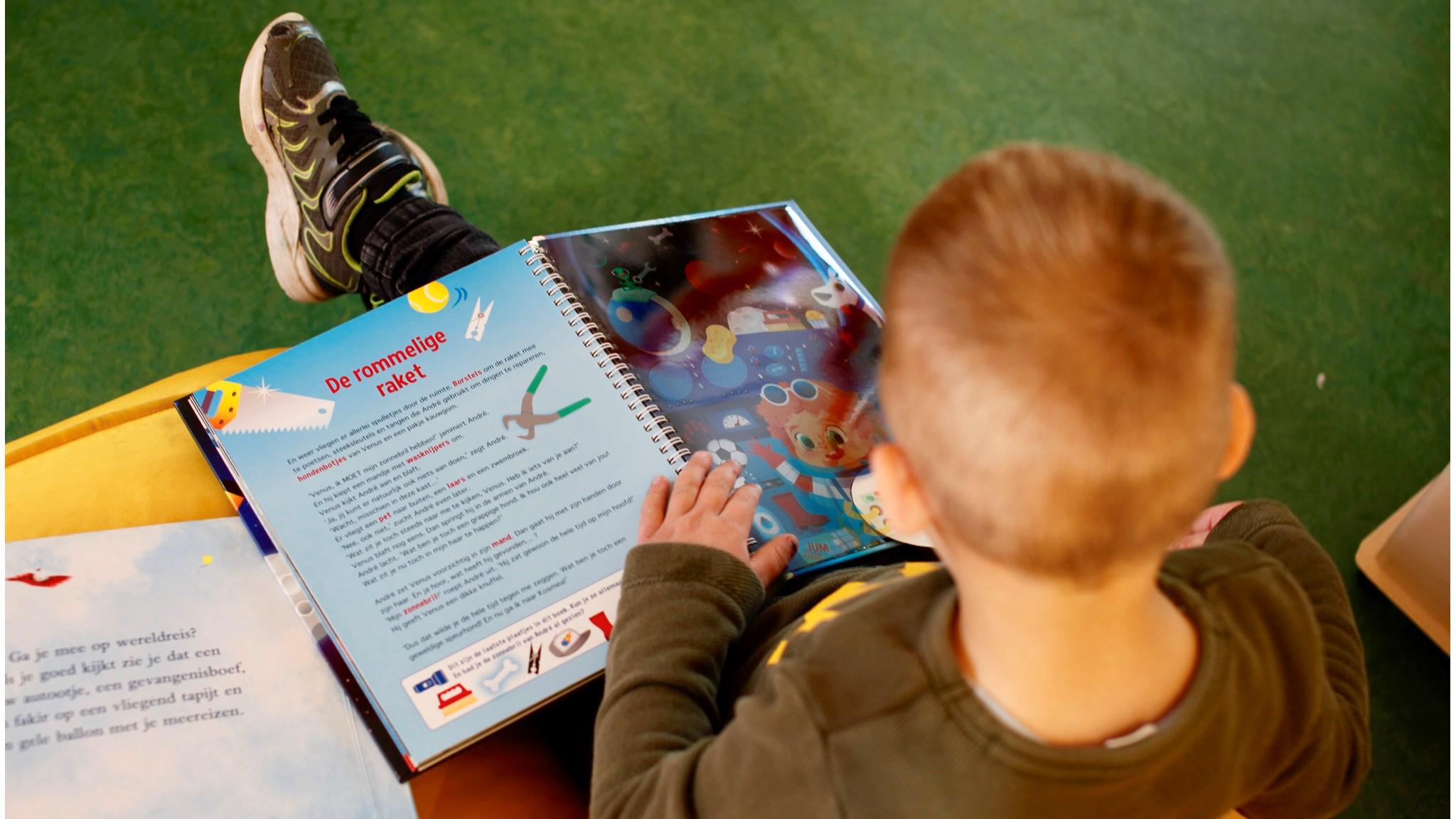 Een kind leest een boek met de titel "De rommelige raket" op Basisschool Het Tweespan in Giessenburg. Een kind leest een boek met de titel "De rommelige raket" op Basisschool Het Tweespan in Giessenburg.