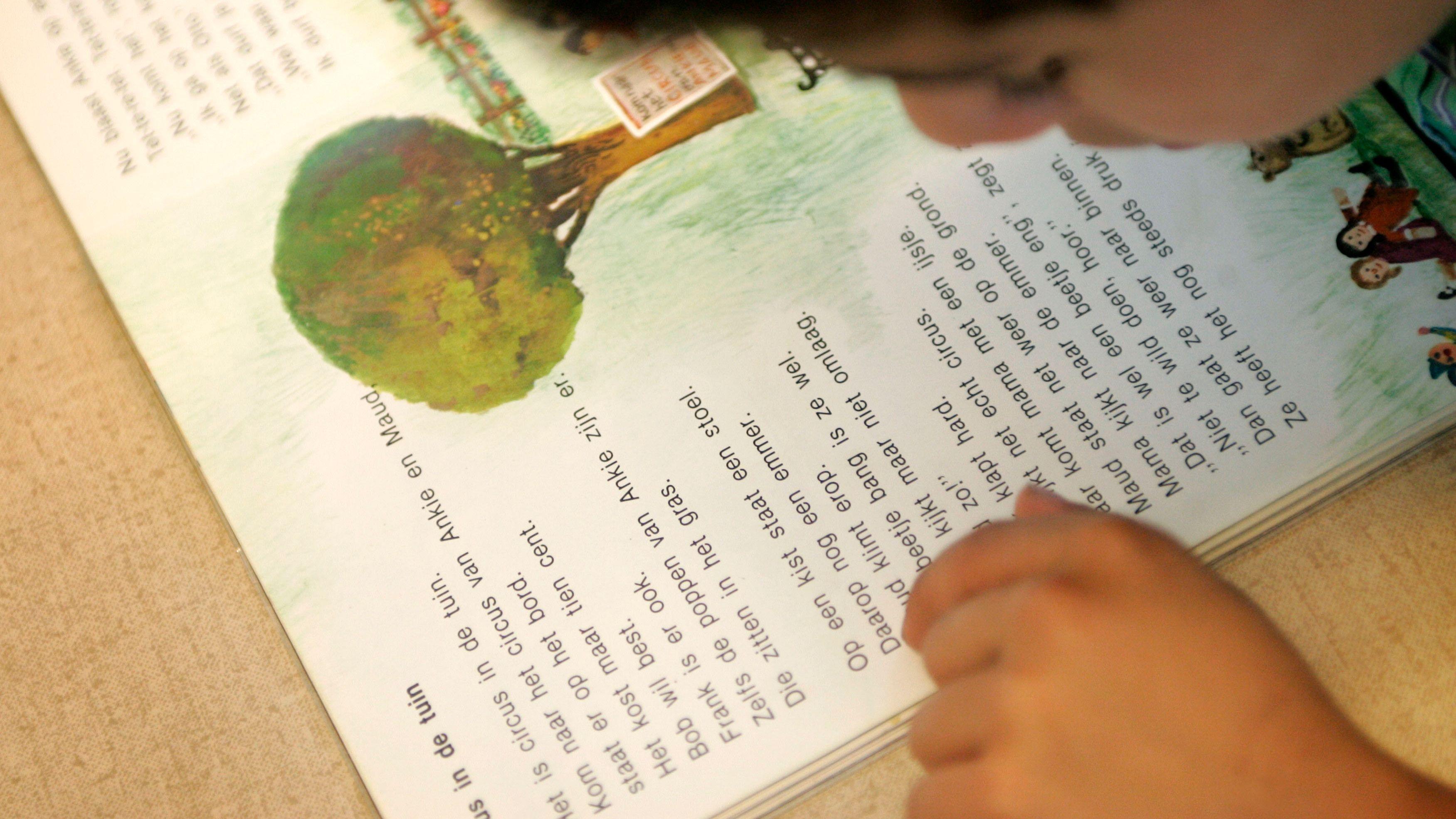Een kind leest een boek op De Toermalijn in Rotterdam. Een kind leest een boek op De Toermalijn in Rotterdam.