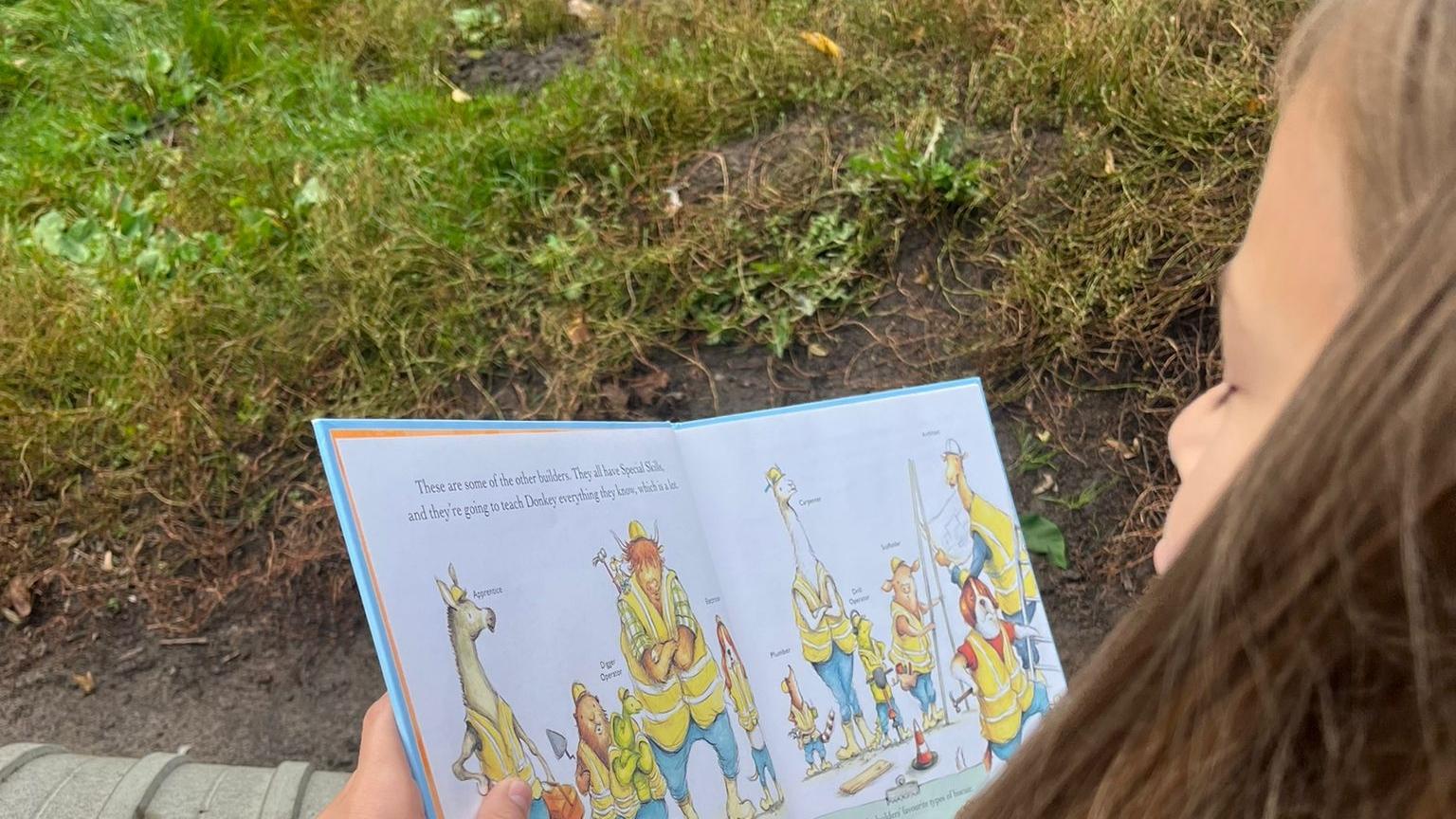 Een kind leest een boek op het schoolplein van Openbare Basisschool de Ommewending in Veendam. Een kind leest een boek op het schoolplein van Openbare Basisschool de Ommewending in Veendam.