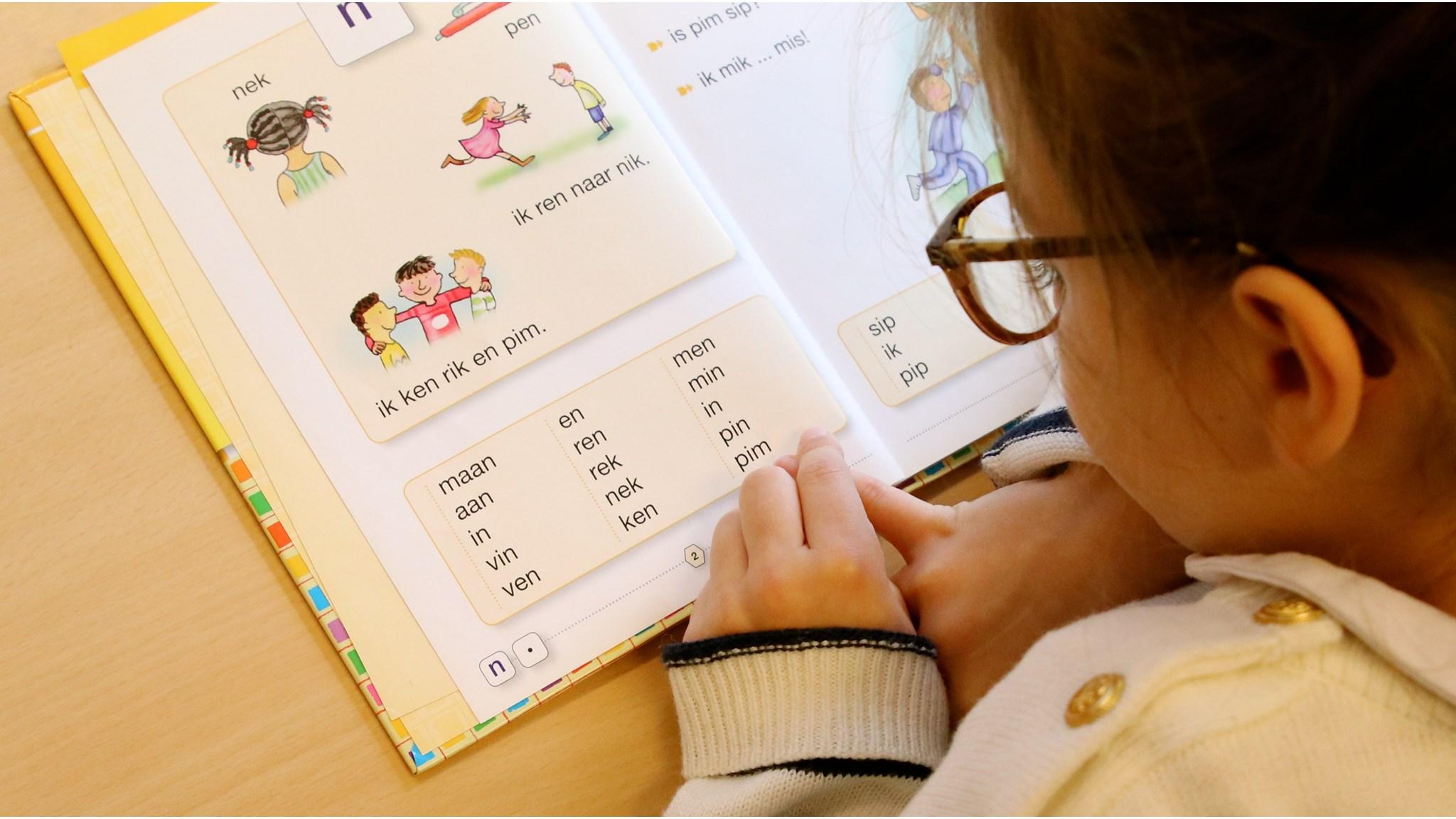 Een kind leest in een leesboek op Christelijke Basisschool Het Bastion in Klundert. Een kind leest in een leesboek op Christelijke Basisschool Het Bastion in Klundert.