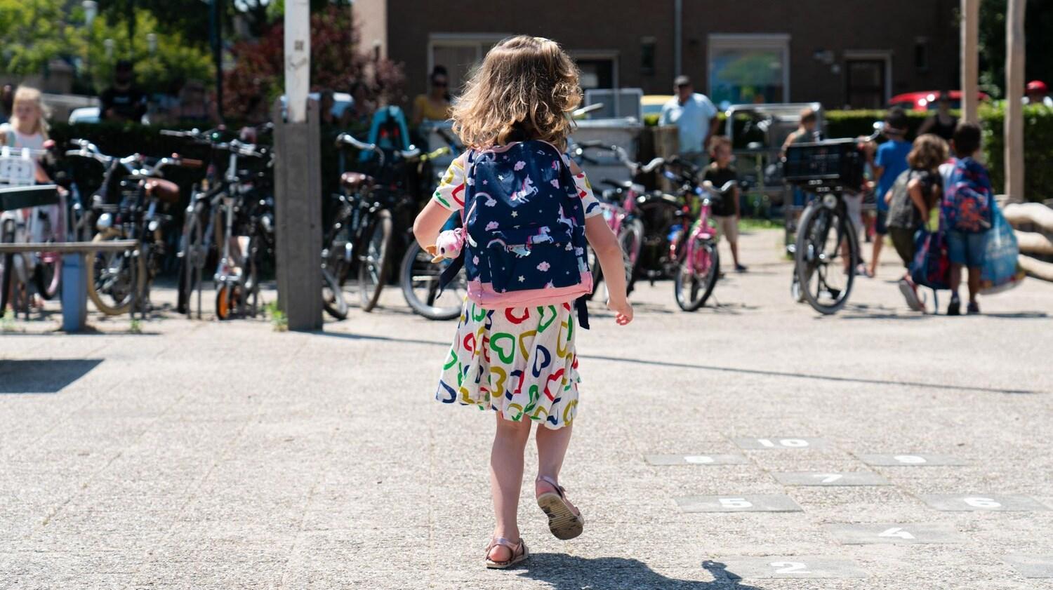 Een kind loopt met een rugzak naar het schoolplein van Openbare Basisschool De Bijenkorf in Houten. Een kind loopt met een rugzak naar het schoolplein van Openbare Basisschool De Bijenkorf in Houten.
