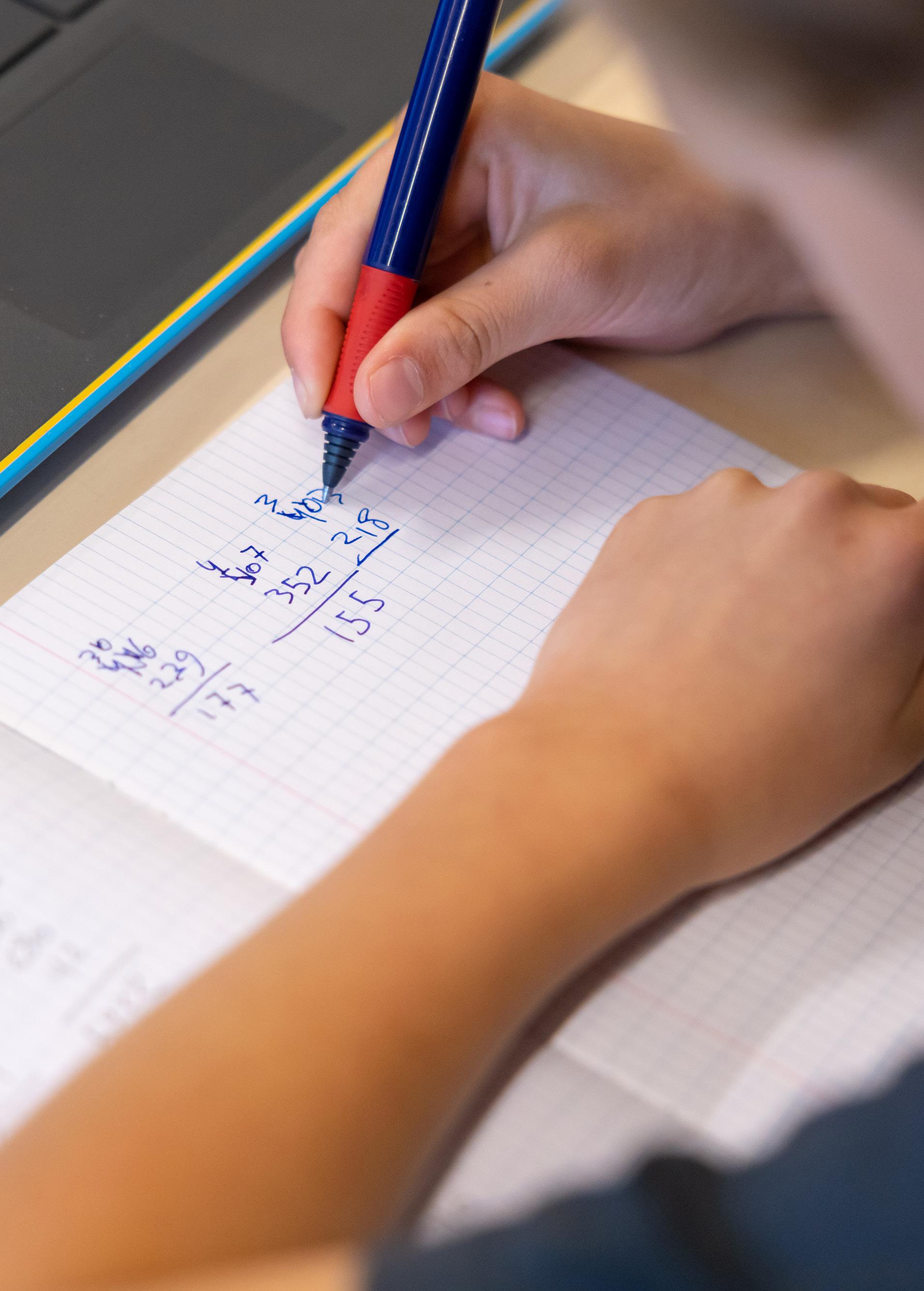 Een kind maakt aantekeningen in een schrift op Openbaar Kindcentrum de Springplank in Heino. Een kind maakt aantekeningen in een schrift op Openbaar Kindcentrum de Springplank in Heino.