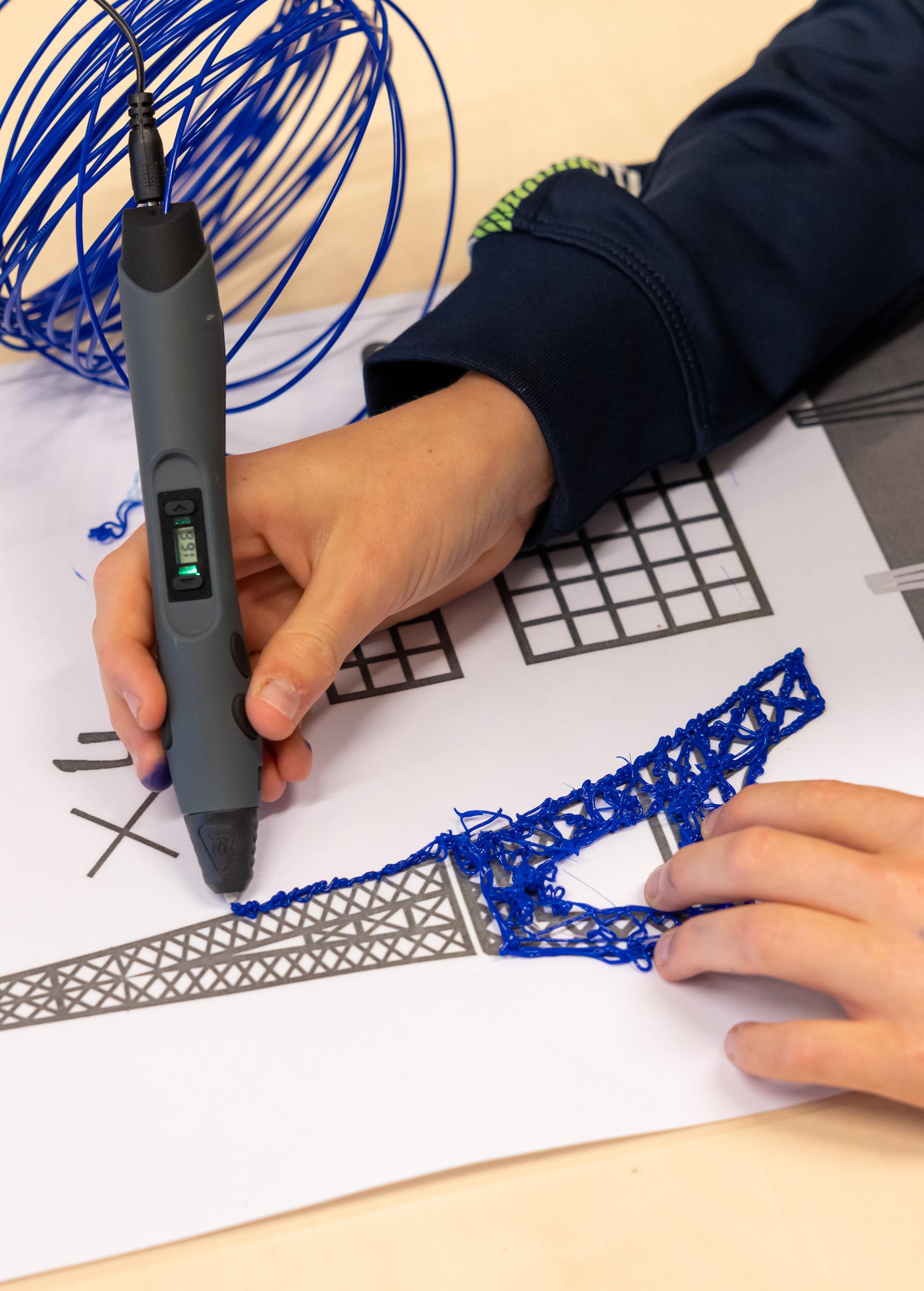 Een kind maakt met een 3D-pen kunstwerken op Openbaar Kindcentrum de Springplank in Heino. Een kind maakt met een 3D-pen kunstwerken op Openbaar Kindcentrum de Springplank in Heino.
