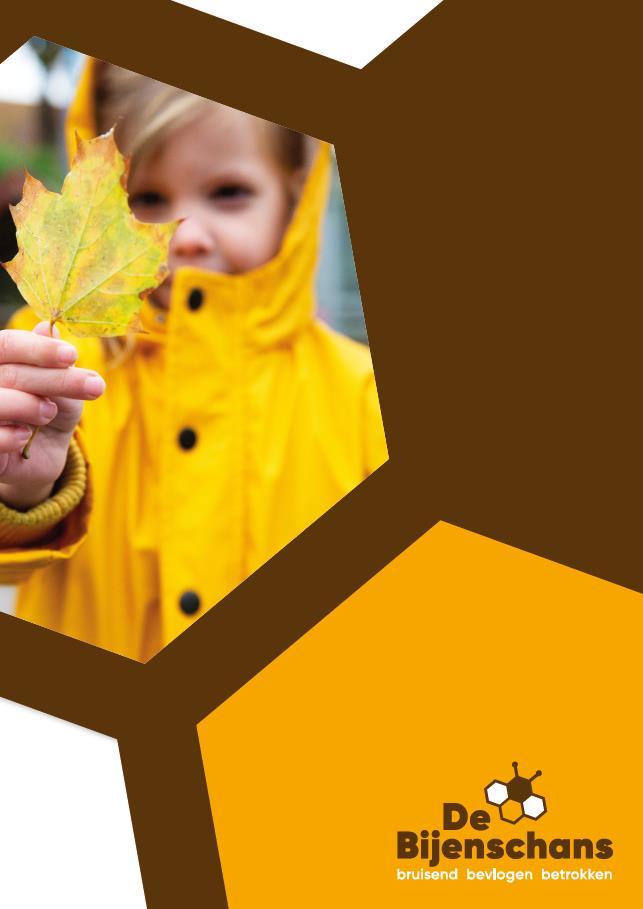 Een kind met een gele jas houdt een herfstblad vast op het schoolplein van Christelijke Nationale School De Bijenschans in Breukelen. Een kind met een gele jas houdt een herfstblad vast op het schoolplein van Christelijke Nationale School De Bijenschans in Breukelen.