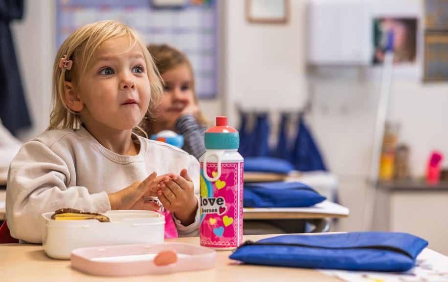 Een kind met een verraste blik in de klas van Protestant Christelijke Basisschool De Regenboog in Kortenhoef. Een kind met een verraste blik in de klas van Protestant Christelijke Basisschool De Regenboog in Kortenhoef.