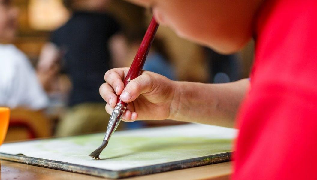 Een kind schildert met een penseel tijdens een activiteit op de Dordtse Vrije School in Dordrecht. Een kind schildert met een penseel tijdens een activiteit op de Dordtse Vrije School in Dordrecht.