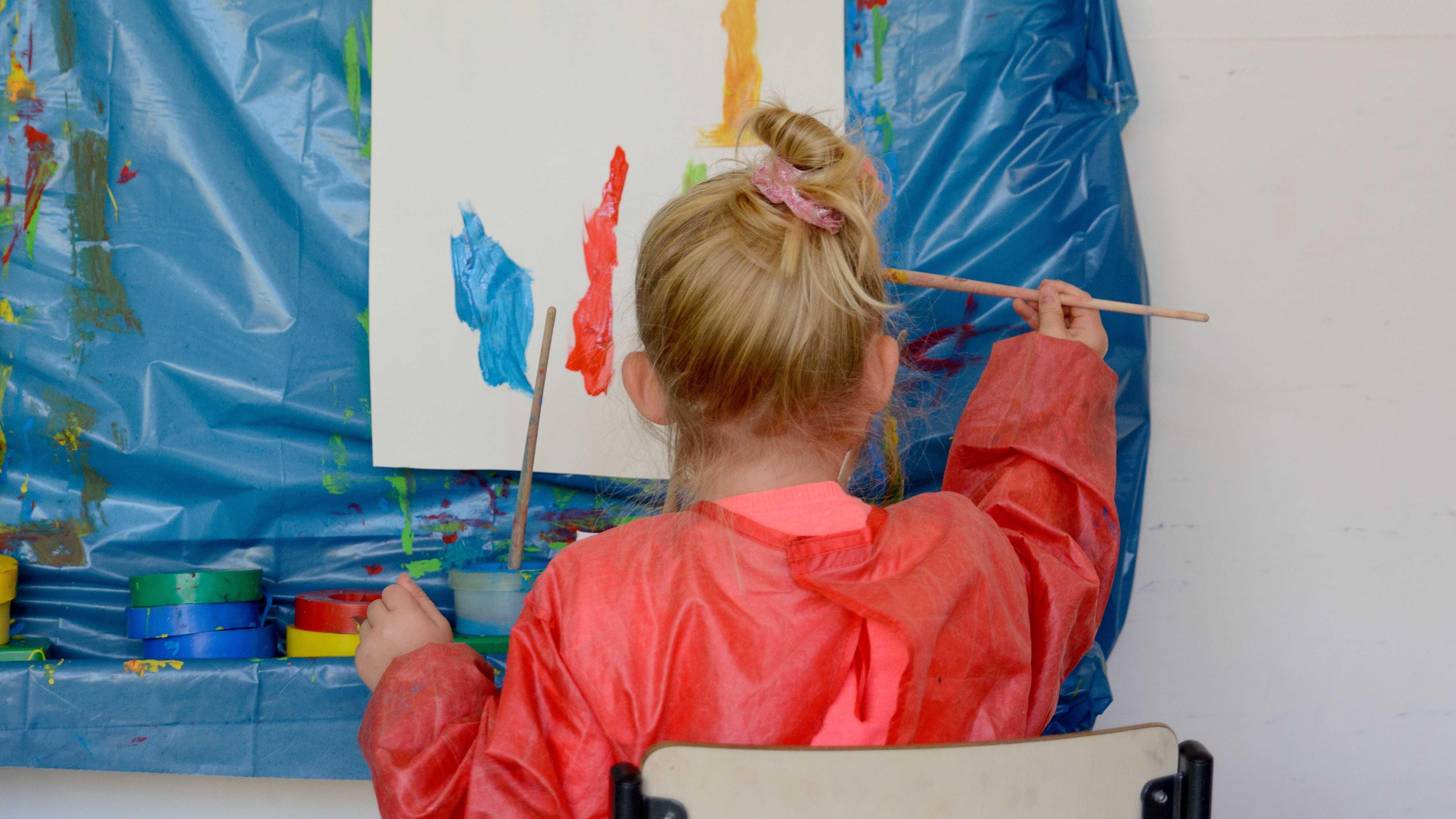 Een kind schildert met vrolijke kleuren in de creatieve ruimte van Basisschool met de Bijbel Het Kompas in Montfoort. Een kind schildert met vrolijke kleuren in de creatieve ruimte van Basisschool met de Bijbel Het Kompas in Montfoort.