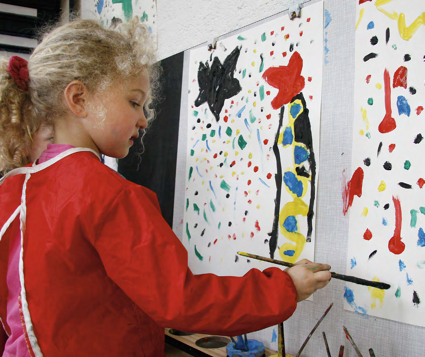 Een kind schildert vol concentratie in de creatieve ruimte van Basisschool Toermalijn in Wormerveer. Een kind schildert vol concentratie in de creatieve ruimte van Basisschool Toermalijn in Wormerveer.