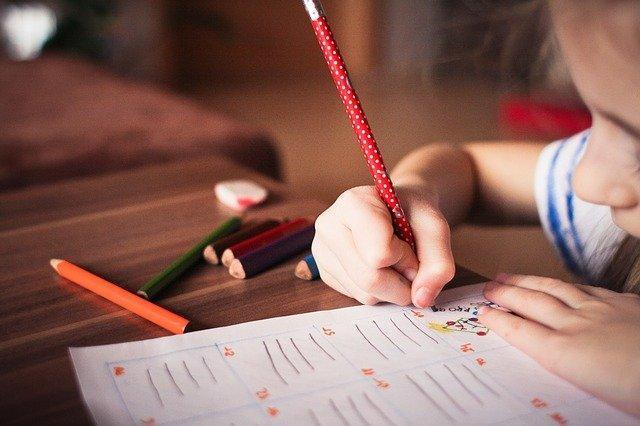 Een kind schrijft in een boek met kleurpotloden bij Wereldkidz Montessori Zeist Griffensteyn in Zeist. Een kind schrijft in een boek met kleurpotloden bij Wereldkidz Montessori Zeist Griffensteyn in Zeist.