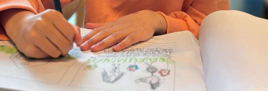 Een kind schrijft in een schrift op Basisschool M Wiegman in Bergen (Noord-Holland). Een kind schrijft in een schrift op Basisschool M Wiegman in Bergen (Noord-Holland).