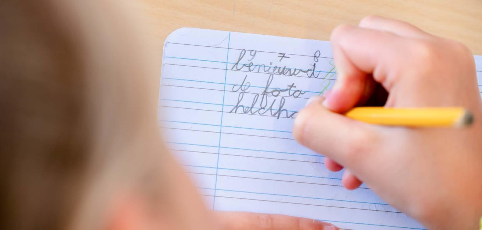 Een kind schrijft in een schrift tijdens de les op De Ichthus in Zwolle. Een kind schrijft in een schrift tijdens de les op De Ichthus in Zwolle.