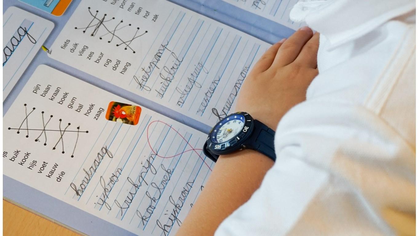 Een kind schrijft in zijn schrift tijdens de les op De Gondelier in Amersfoort. Een kind schrijft in zijn schrift tijdens de les op De Gondelier in Amersfoort.