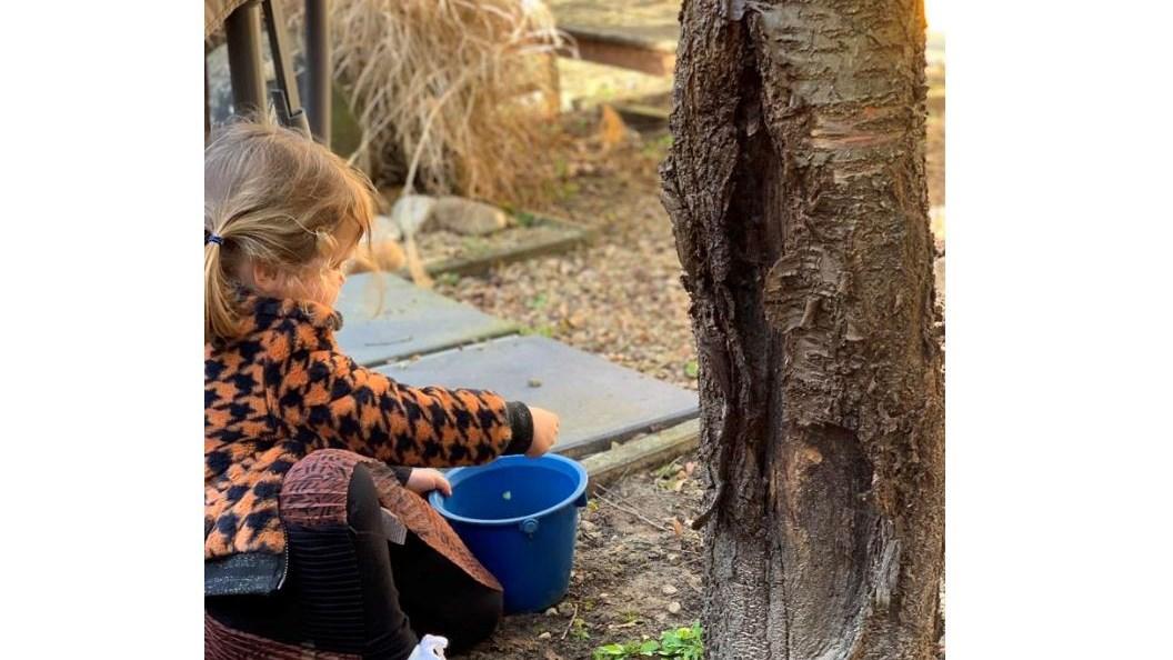 Een kind speelt buiten met een blauwe emmer op het schoolplein van De Wendakker in Oldenzaal. Een kind speelt buiten met een blauwe emmer op het schoolplein van De Wendakker in Oldenzaal.
