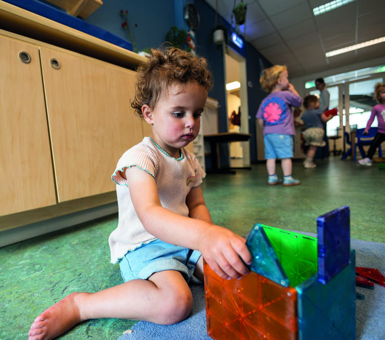 Een kind speelt geconcentreerd met bouwblokken in het Christelijk Kindcentrum Ichthus in Genemuiden. Een kind speelt geconcentreerd met bouwblokken in het Christelijk Kindcentrum Ichthus in Genemuiden.