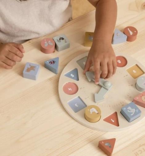 Een kind speelt met educatieve blokken op de tafel in het Christelijk IKC Het Kristal in Dordrecht. Een kind speelt met educatieve blokken op de tafel in het Christelijk IKC Het Kristal in Dordrecht.