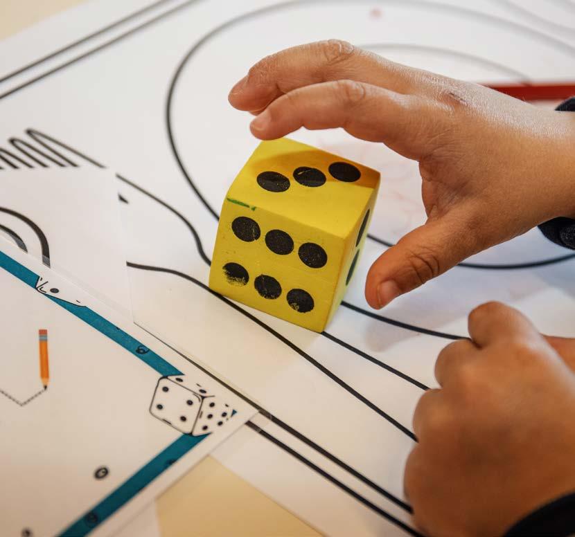 Een kind speelt met een gele dobbelsteen tijdens een activiteit op de Christelijke Basisschool in Oost-Souburg. Een kind speelt met een gele dobbelsteen tijdens een activiteit op de Christelijke Basisschool in Oost-Souburg.