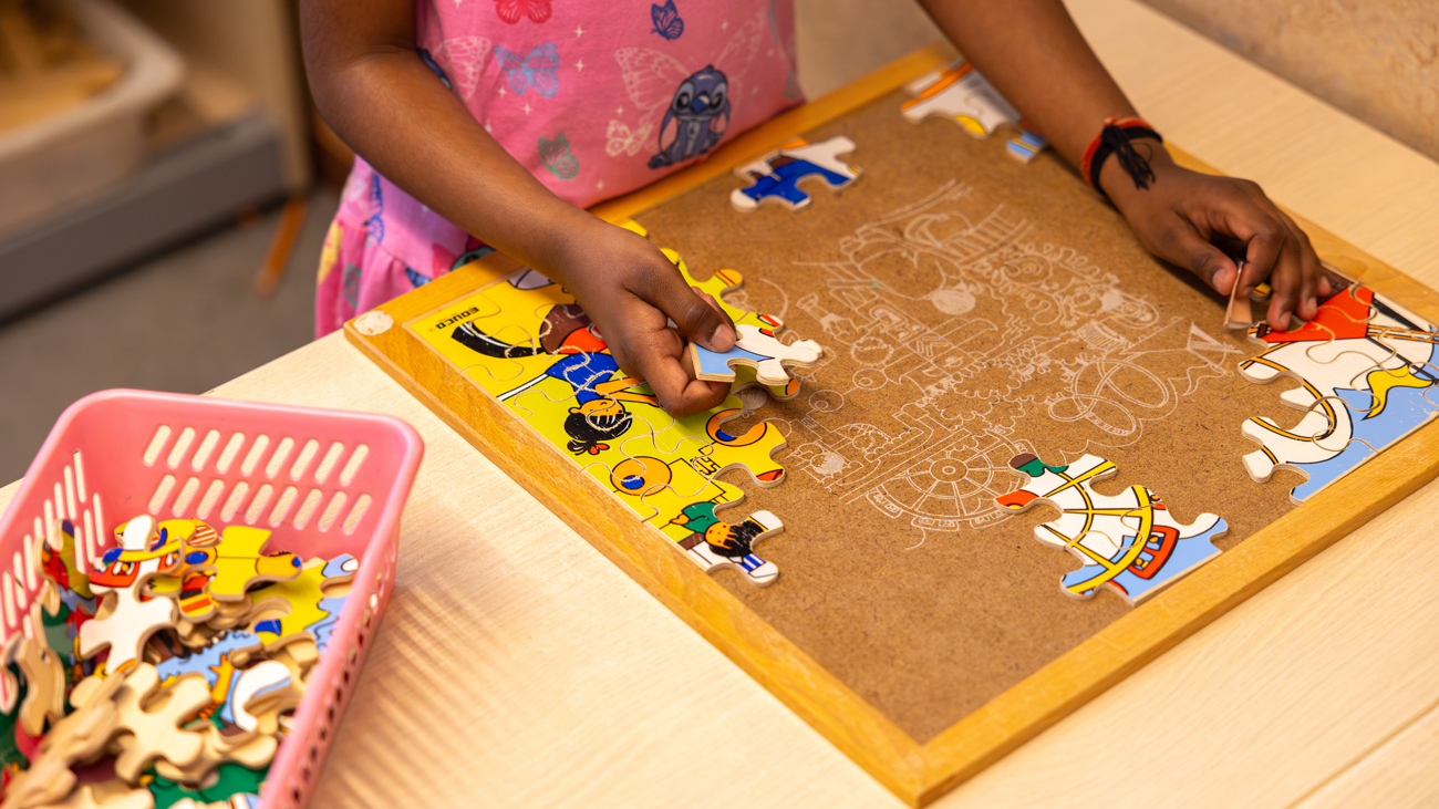 Een kind speelt met een puzzel op de Openbare Basisschool Syncope in Almere. Een kind speelt met een puzzel op de Openbare Basisschool Syncope in Almere.
