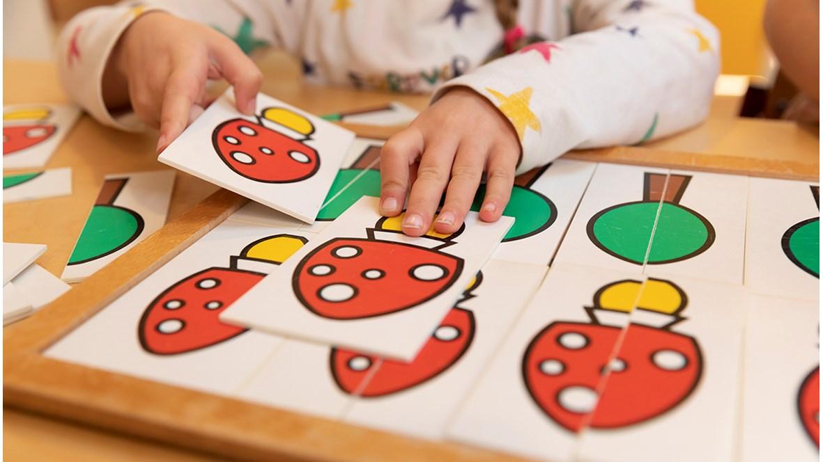 Een kind speelt met kleurige kaarten op de Johannesschool in Pijnacker. Een kind speelt met kleurige kaarten op de Johannesschool in Pijnacker.