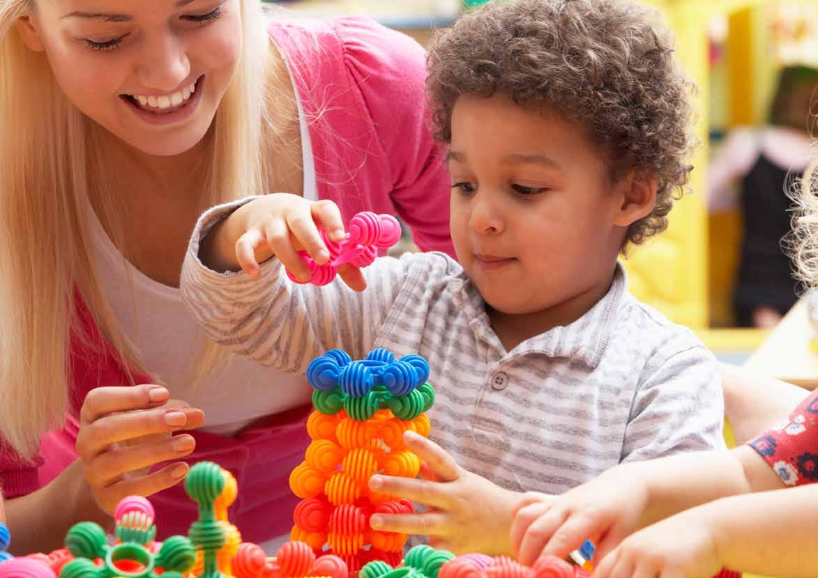Een kind speelt met kleurrijke blokken onder begeleiding van een volwassene op de Montessori Campus 0-18 PO in Almere. Een kind speelt met kleurrijke blokken onder begeleiding van een volwassene op de Montessori Campus 0-18 PO in Almere.