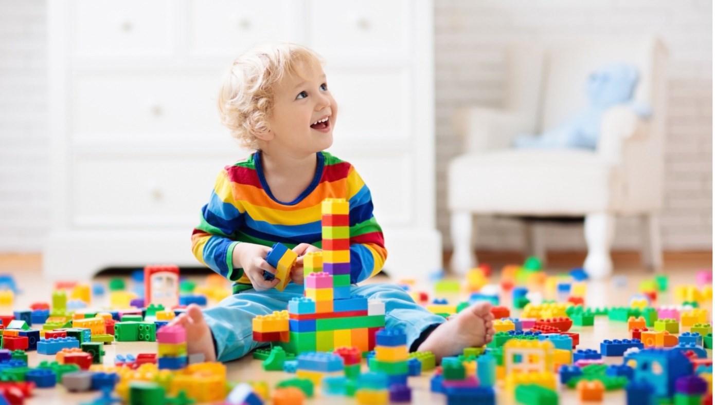 Een kind speelt met kleurrijke blokken op de vloer in Basisschool Albert Schweitzer in Didam. Een kind speelt met kleurrijke blokken op de vloer in Basisschool Albert Schweitzer in Didam.