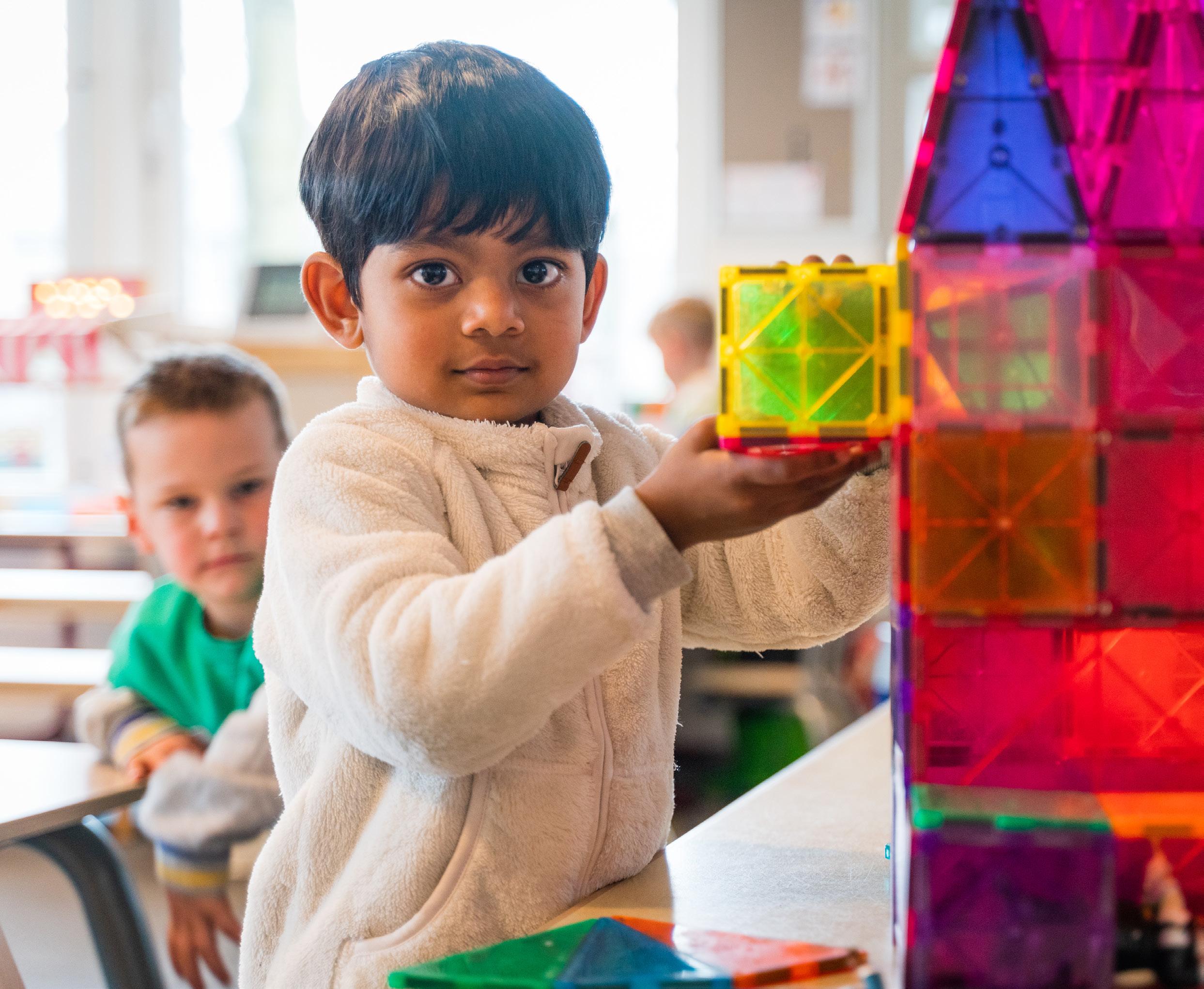 Een kind speelt met kleurrijke bouwblokken in de klas van de Katholieke Basisschool De Hasselbraam in Etten-Leur. Een kind speelt met kleurrijke bouwblokken in de klas van de Katholieke Basisschool De Hasselbraam in Etten-Leur.