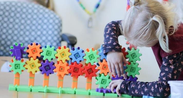 Een kind speelt met kleurrijke tandwielen op de Christelijke Basisschool De Librije in Gorredijk. Een kind speelt met kleurrijke tandwielen op de Christelijke Basisschool De Librije in Gorredijk.