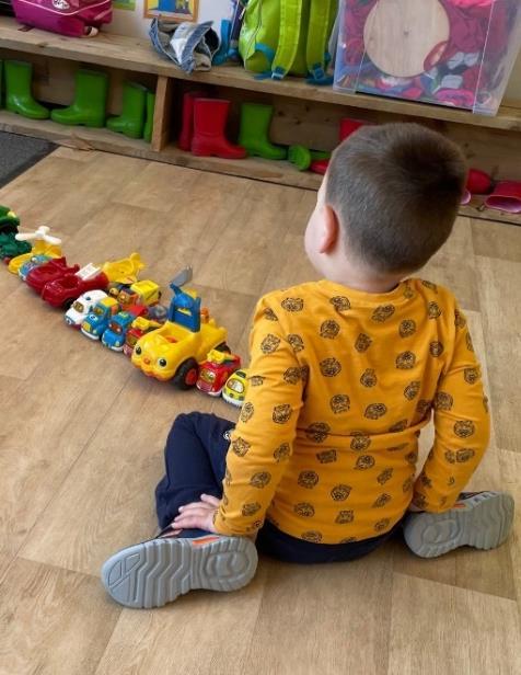Een kind speelt met speelgoedauto's in het klaslokaal van Christelijk IKC Het Kristal in Dordrecht. Een kind speelt met speelgoedauto's in het klaslokaal van Christelijk IKC Het Kristal in Dordrecht.